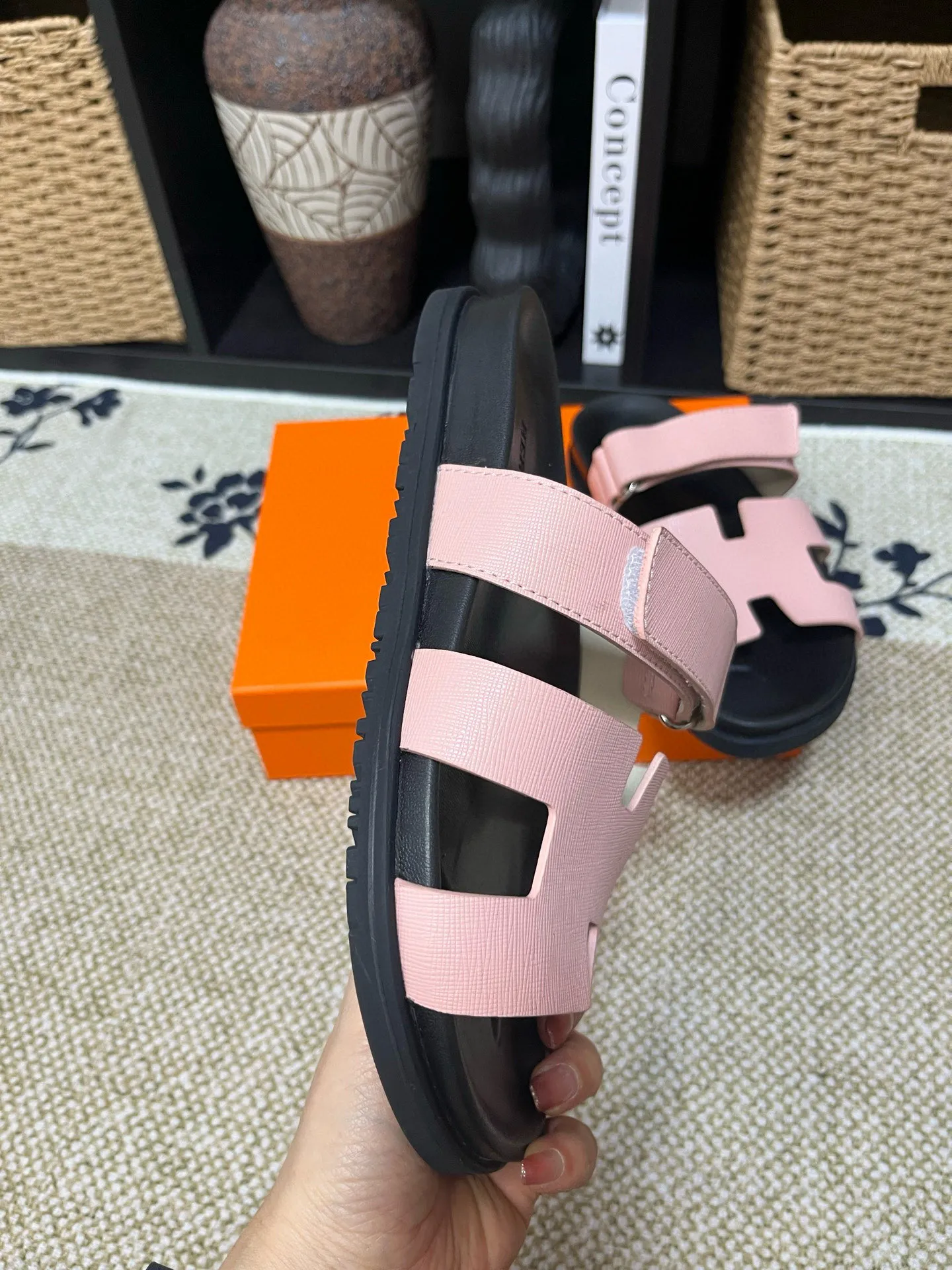 Factory price: 340💰Long-term availability Hermes men's Kazimir slippers for couples - top quality, Hermès woven calfskin functional sandals. The interwoven upper inspired by the "H" iconic pattern creates a casual look, which can be said to be a good companion for summer. Imported cowhide + cowhide lining + TU men's shoes💰Outsole Size: 35-46